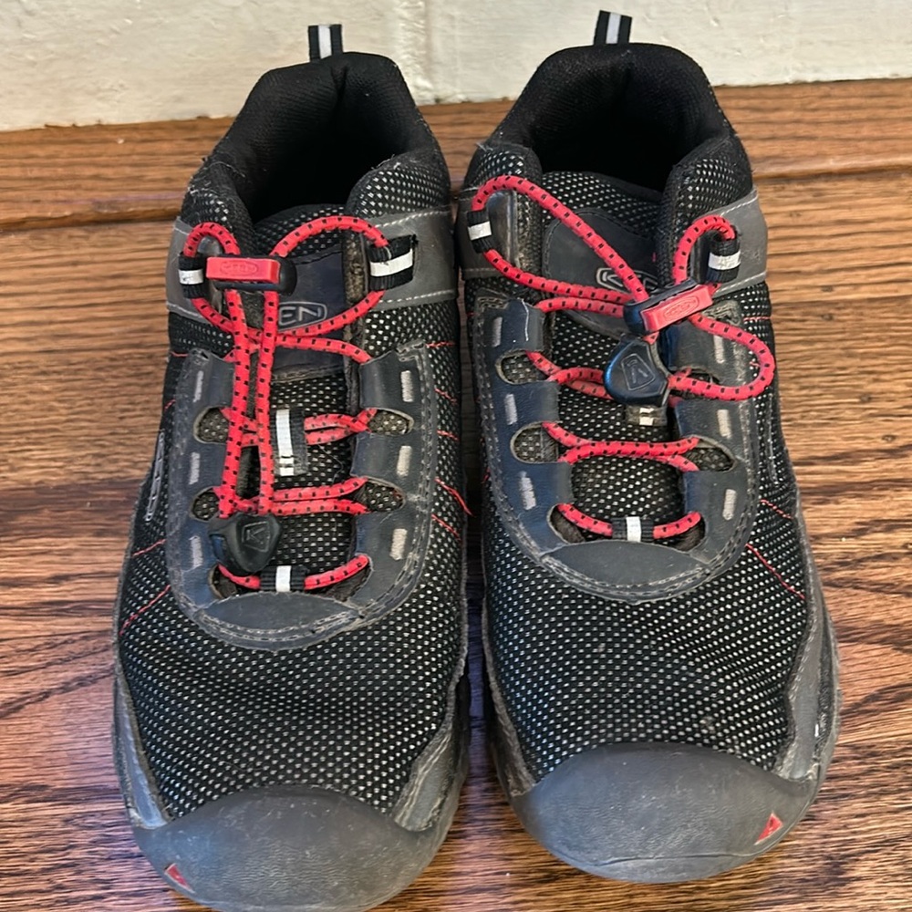 Keen kids hiking shoes.  Black with red no tie laces. Size big kids 3